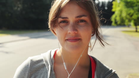 Retrato-De-Mujer-Bonita-Sonriendo-Usando-Auriculares-Al-Aire-Libre